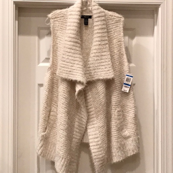 Warm ivory sweater vest wrap.  NWT.  Side pockets. - Picture 1 of 3